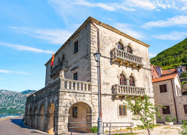 Museo de la ciudad de Perast en un día soleado de verano, Montenegro