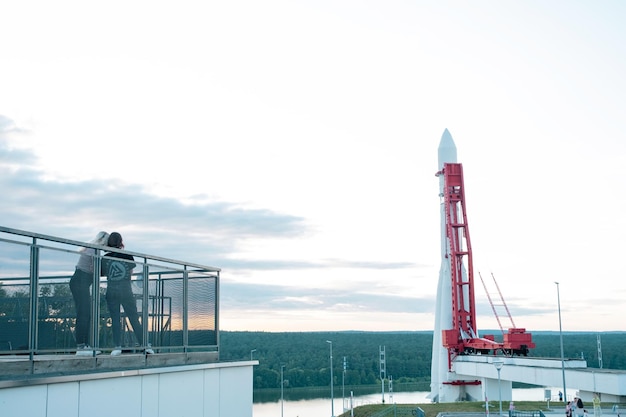 Museo de Cosmonáutica de Kalugapreparación para la apertura de la cúpula del planetario Rocket Vostok de segunda línea Parque Tsiolkovsky frente a la reconstrucción del edificio 29 de agosto de 2022 Kaluga Rusia