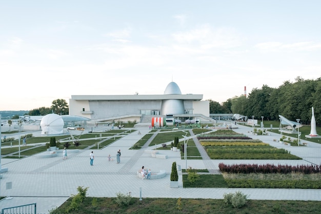 Museo de Cosmonáutica de Kalugapreparación para la apertura de la cúpula del planetario Rocket Vostok de segunda línea Parque Tsiolkovsky frente a la reconstrucción del edificio 29 de agosto de 2022 Kaluga Rusia