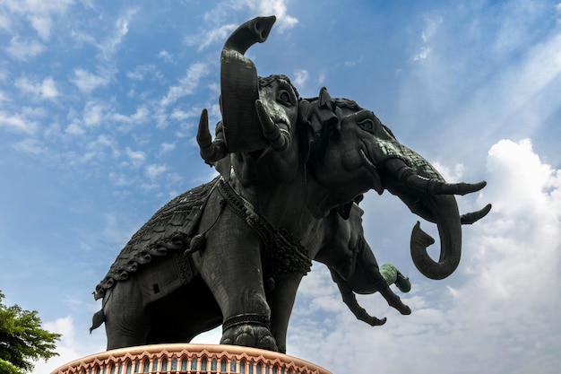 El museo de Erawan o estatua de cobre de elefante gigante de tres cabezas es lugar religioso del hinduismo en la provincia de Samut Prakarn Tailandia
