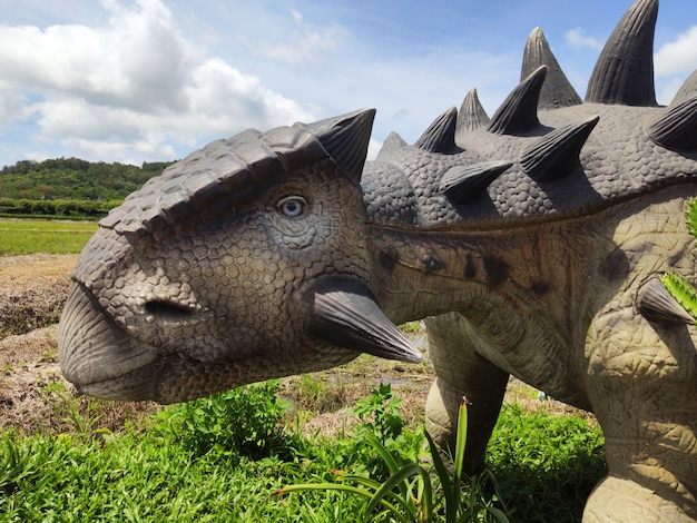 Foto museo con esculturas históricas de dinosaurios.