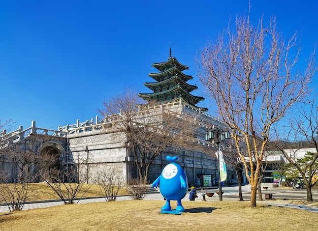 Museo Folclórico Nacional de Corea en el Palacio Gyeongbokgung en Seúl, Corea del Sur. gente en la calle