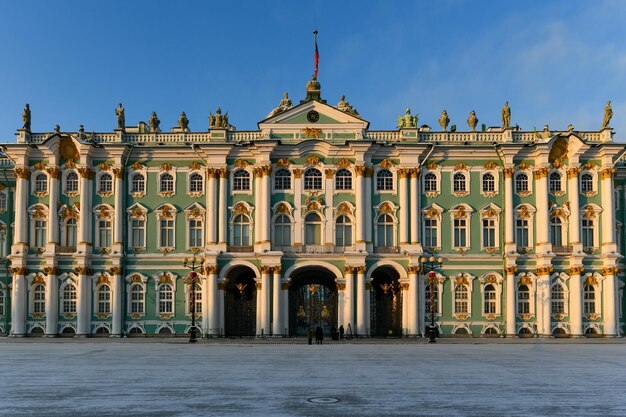 Foto museo del hermitage edificio del palacio de invierno en la plaza del palacio en san petersburgo durante el invierno