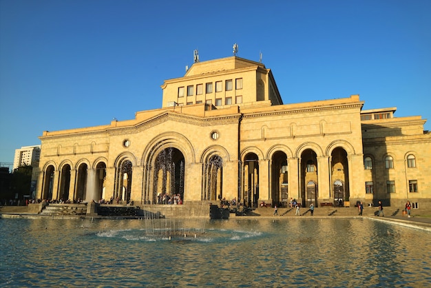 Museo de Historia y Galería Nacional en la Plaza de la República de Ereván, Armenia