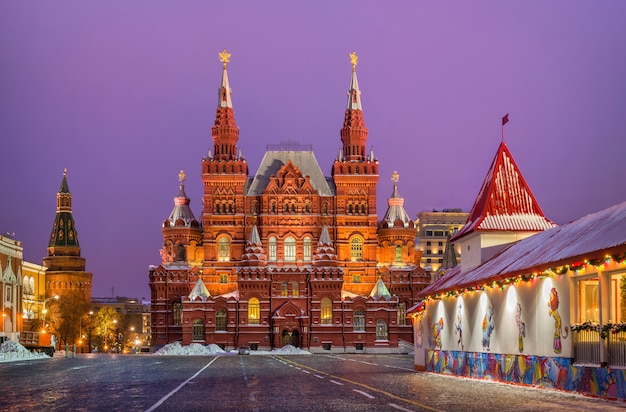 Museo de historia y pista de hielo en la Plaza Roja de Moscú