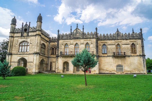 Museo histórico y arquitectónico de los palacios de Dadiani ubicado dentro de un parque en Zugdidi, Georgia.