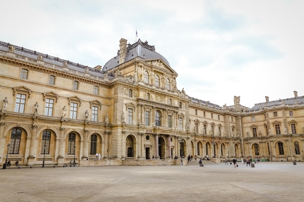 Museo del Louvre en la ciudad de París