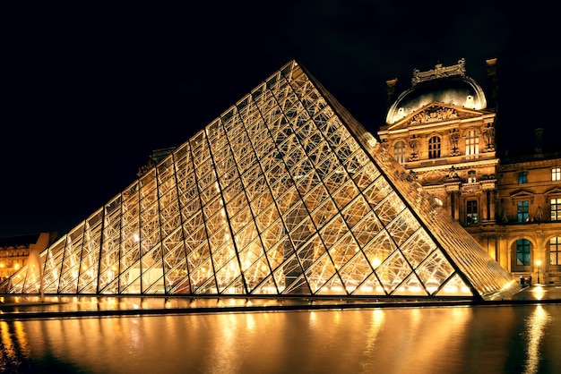 El museo del Louvre de noche en París