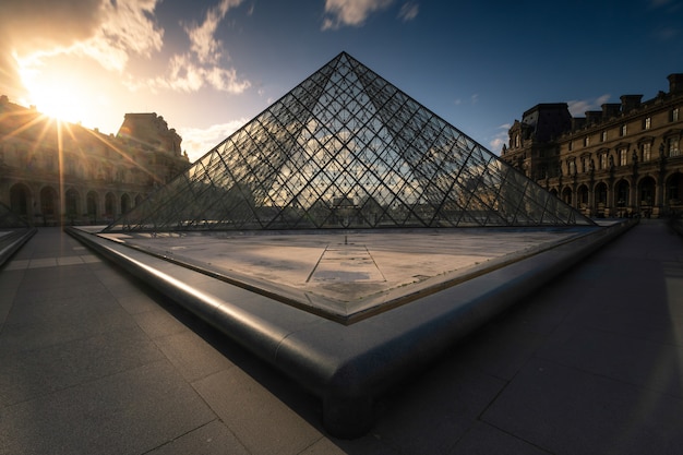 Foto museo del louvre pirámide en el centro de la ciudad de parís