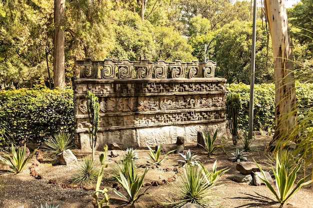 Museo Nacional de Antropología antiguo fragmento de ciudad maya azteca en el patio del museo