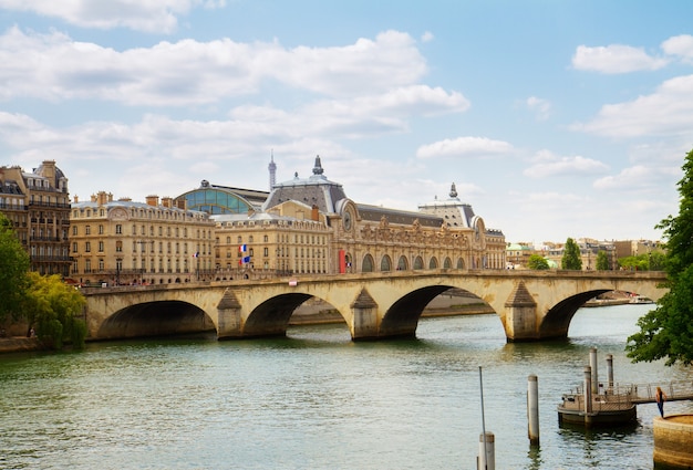 Museo de Orsay, Pont Royal y el río Siene, París Francia, tonos retro