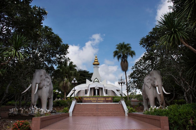 Museo Stupa del monje Luang Pu Khao Ananyo para tailandeses y viajeros extranjeros que viajan visitan y respetan la oración en el templo del bosque Wat Tham Klong phen el 14 de septiembre de 2020 en Nong Bua Lamphu Tailandia