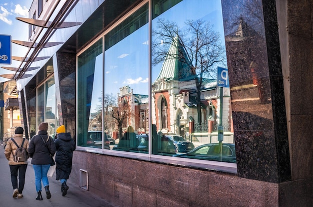 Museo del Teatro Bakhrushin en el reflejo del escaparate Moscú