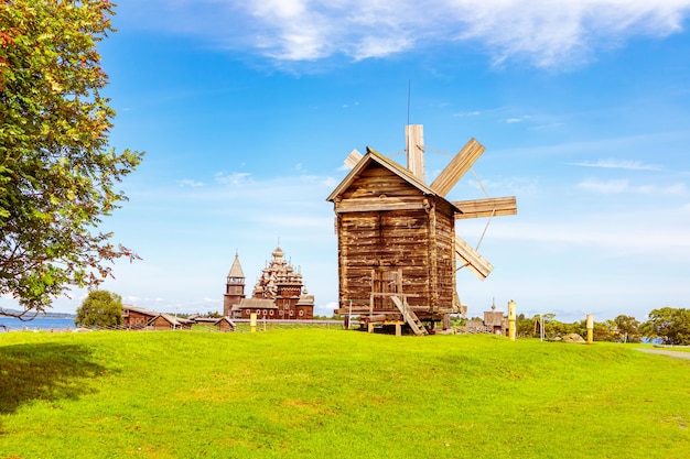 Museu ao ar livre Kizhi Monuments de igrejas de arquitetura de madeira e moinho de vento Kizhi Island Karelia Rússia