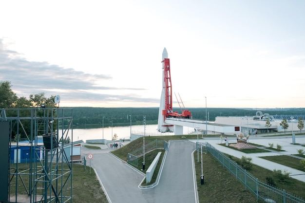 Museu da Cosmonáutica Kaluga-preparação para a abertura da 2ª linha. Rocket Vostok, cúpula do planetário, Parque Tsiolkovsky em frente ao prédio, reconstrução. 29 de agosto de 2022, Kaluga, Rússia.