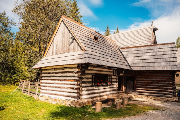 Museu da vila de Orava Zuberec Eslováquia Aldeia de arquitetura popular no ambiente natural