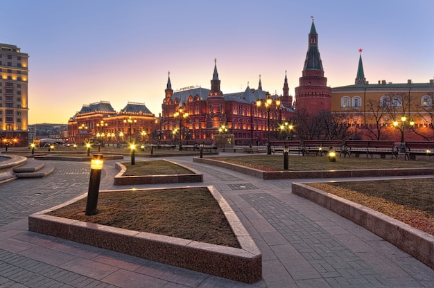 Museu de história, muralhas e torres do kremlin de moscou e da praça manezhnaya