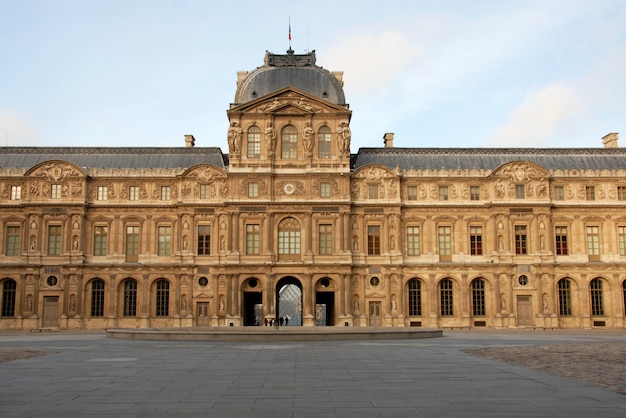 Museu do Louvre em Paris em um dia ensolarado