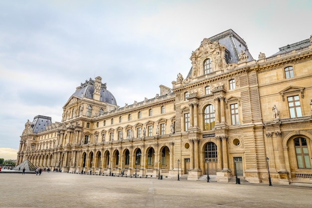 Museu do Louvre na cidade de Paris