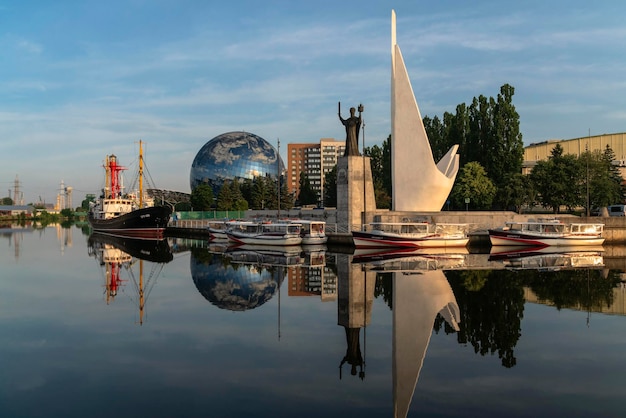 Museu do Oceano Mundial e monumentos aos Pescadores e Nicolau, o Wonderworker Kaliningrado Rússia