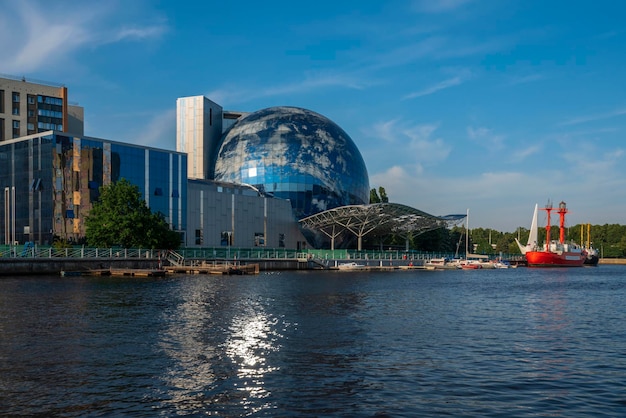 Museu do Oceano Mundial na margem do Rio Prególia em um dia ensolarado de verão Kaliningrado Rússia