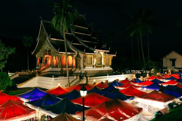Museu do Palácio Real e mercado noturno famoso no crepúsculo em Luang Prabang Laos Mercado noturno colorido Património Mundial da UNESCO em 1995