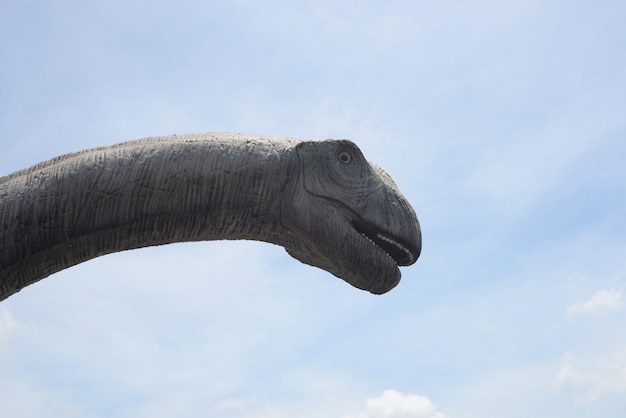 Museu do parque nacional com esculturas históricas de dinossauros ao ar livre na baleia na ilha de hainan