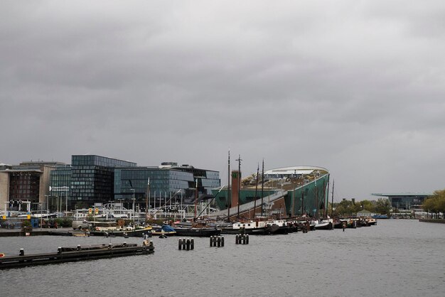 Museu Marítimo de Amsterdã e paisagem urbana em um dia chuvoso