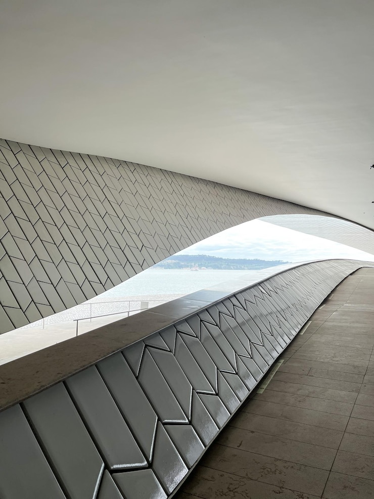 Foto museum für kunst, architektur und technologie maat in lissabon portugal