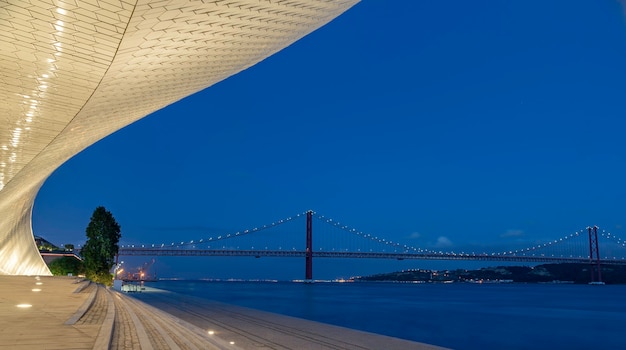 Museum in belem, lissabon, portugal - blaue stunde.