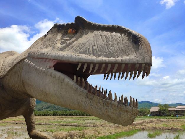 Museum mit historischen Skulpturen von Dinosauriern