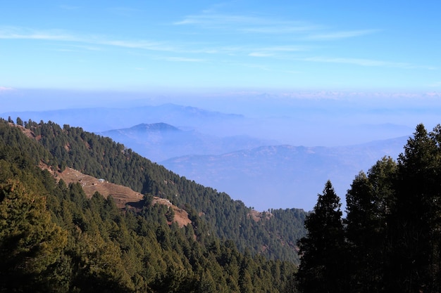 Mushkpuri Top Mountain no PaquistãoUma bela vista das montanhas do topo da colina