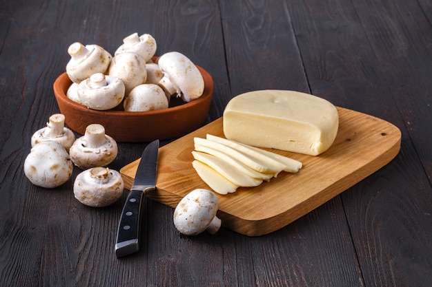 Mushrums e queijos crus, ingredientes para pizza