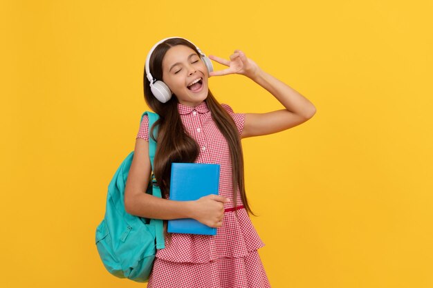 Música adolescente cantando feliz carrega mochila de volta ao dia do conhecimento escolar