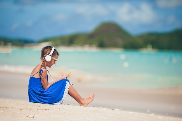 Música adorável menina adorável à beira-mar