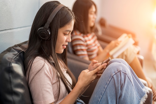 Música asiática com fones de ouvido e smartphone