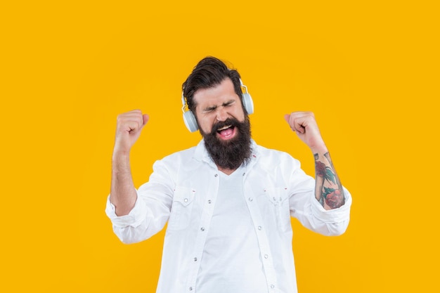 Música en auriculares de hombre gritando dj diviértete dj hombre en auriculares de música aislados en amarillo