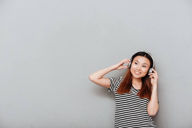 Música bonita jovem feliz com fones de ouvido