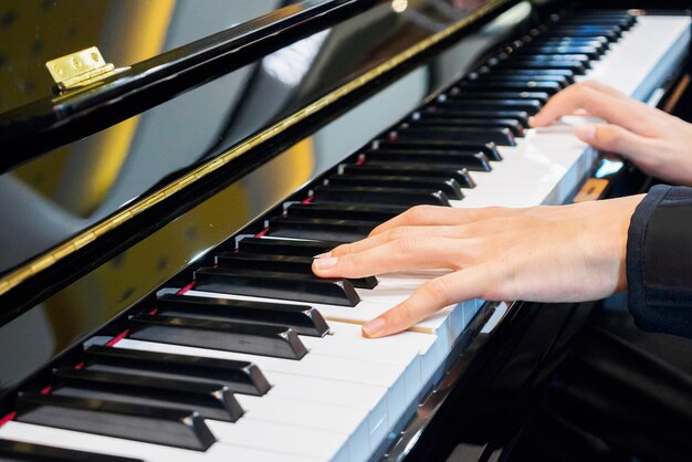 Música de cerca mano tocando el piano