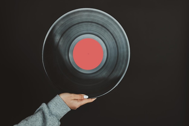 Música de discos de vinil paixão para ouvir música de discos analógicos tocando música DJ vintage retro