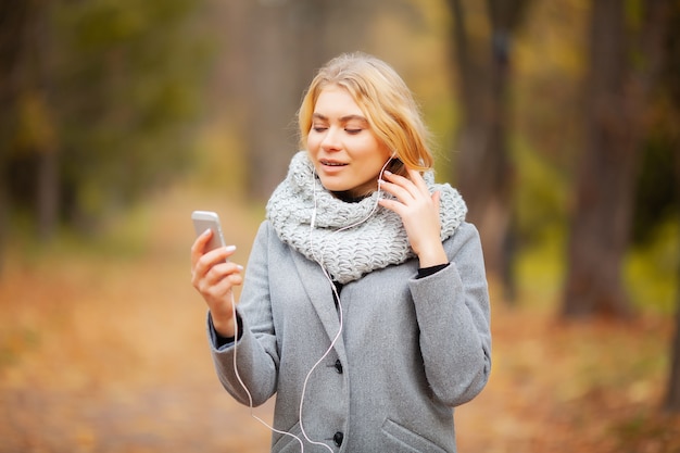 Música de mulher jovem beleza na floresta de outono