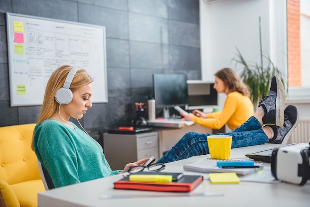 Música de negócios jovem mulher no escritório