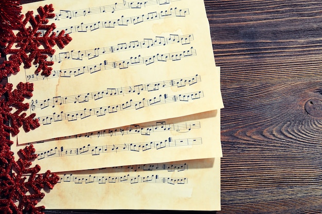 Música y decoración navideña en mesa de madera