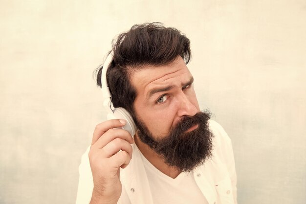 Foto música instrumental fones de ouvido de homem barbudo desfrute de cada nota tecnologia ativa de cancelamento de ruído hipster ouvir música fones de ouvir estéreo fones de orelha sem fio modernos faixas de música de dança eletrônica