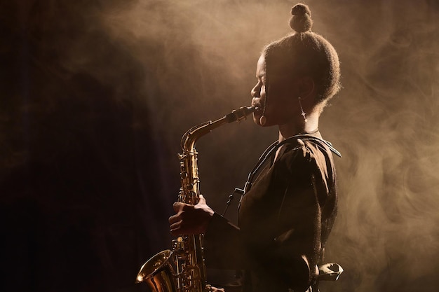 Música de jazz en un club nocturno