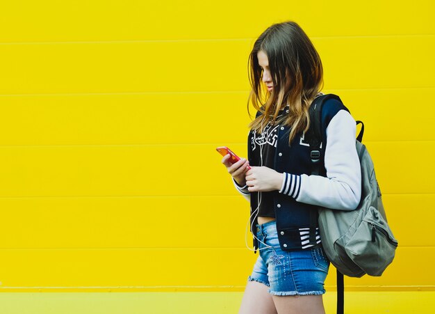 Música jovem feliz em fones de ouvido