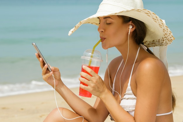 Música linda mulher na praia