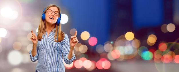 Música linda mulher sênior com um fone de ouvido