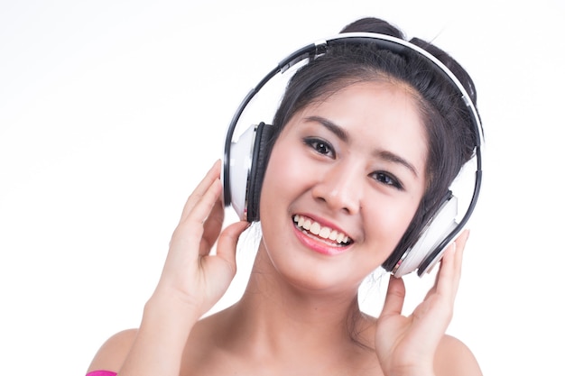 Música, mujer joven sosteniendo auriculares con fondo blanco.