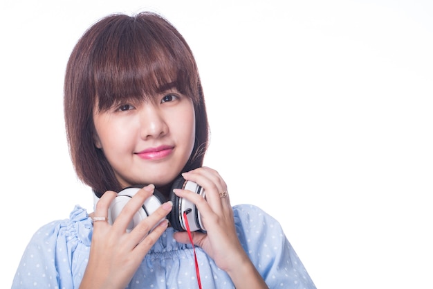 Música, mujer joven sosteniendo auriculares con fondo blanco.